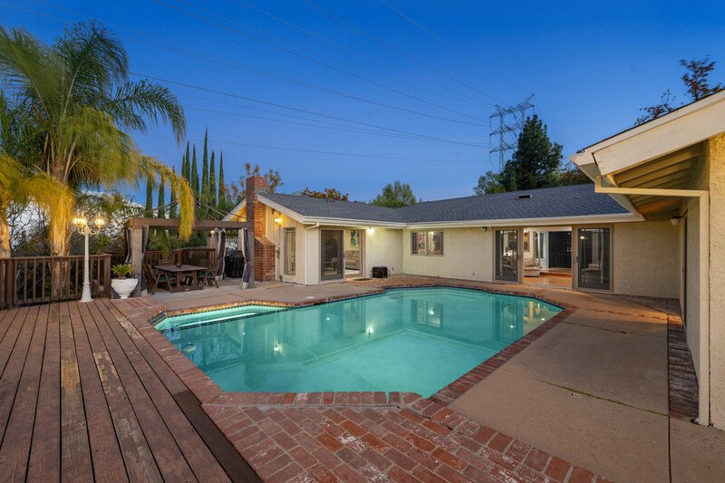 casa de un piso con alberca en parte trasera