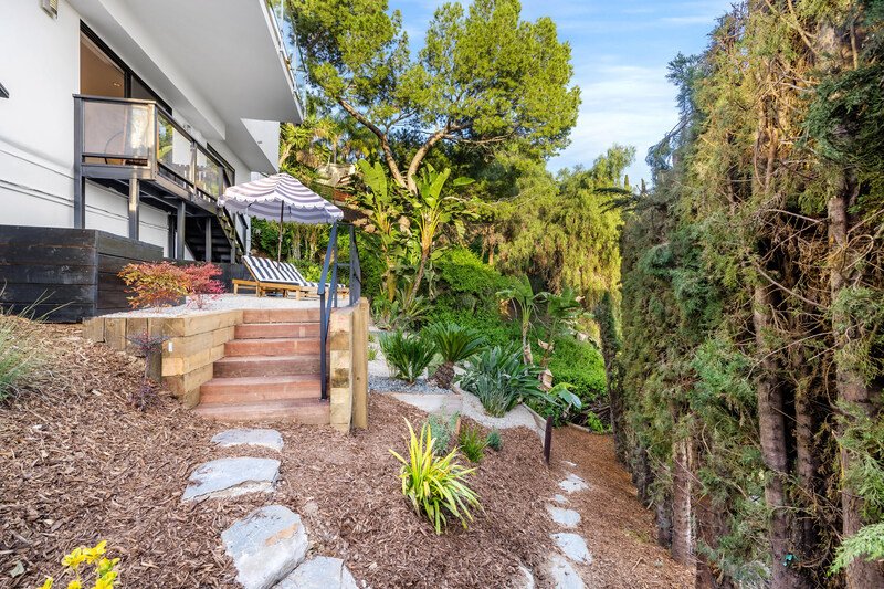 pasillo con escalones para llegar a la entrada de una casa