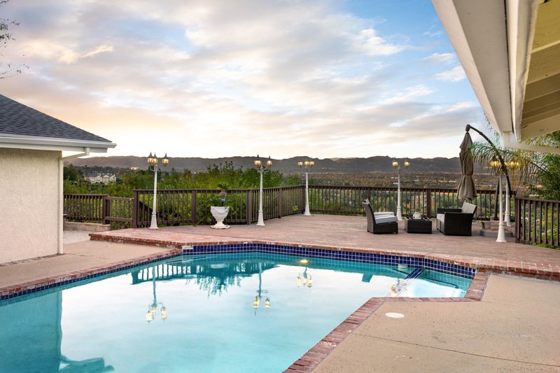 patio de casa con alberca de tamaño larga